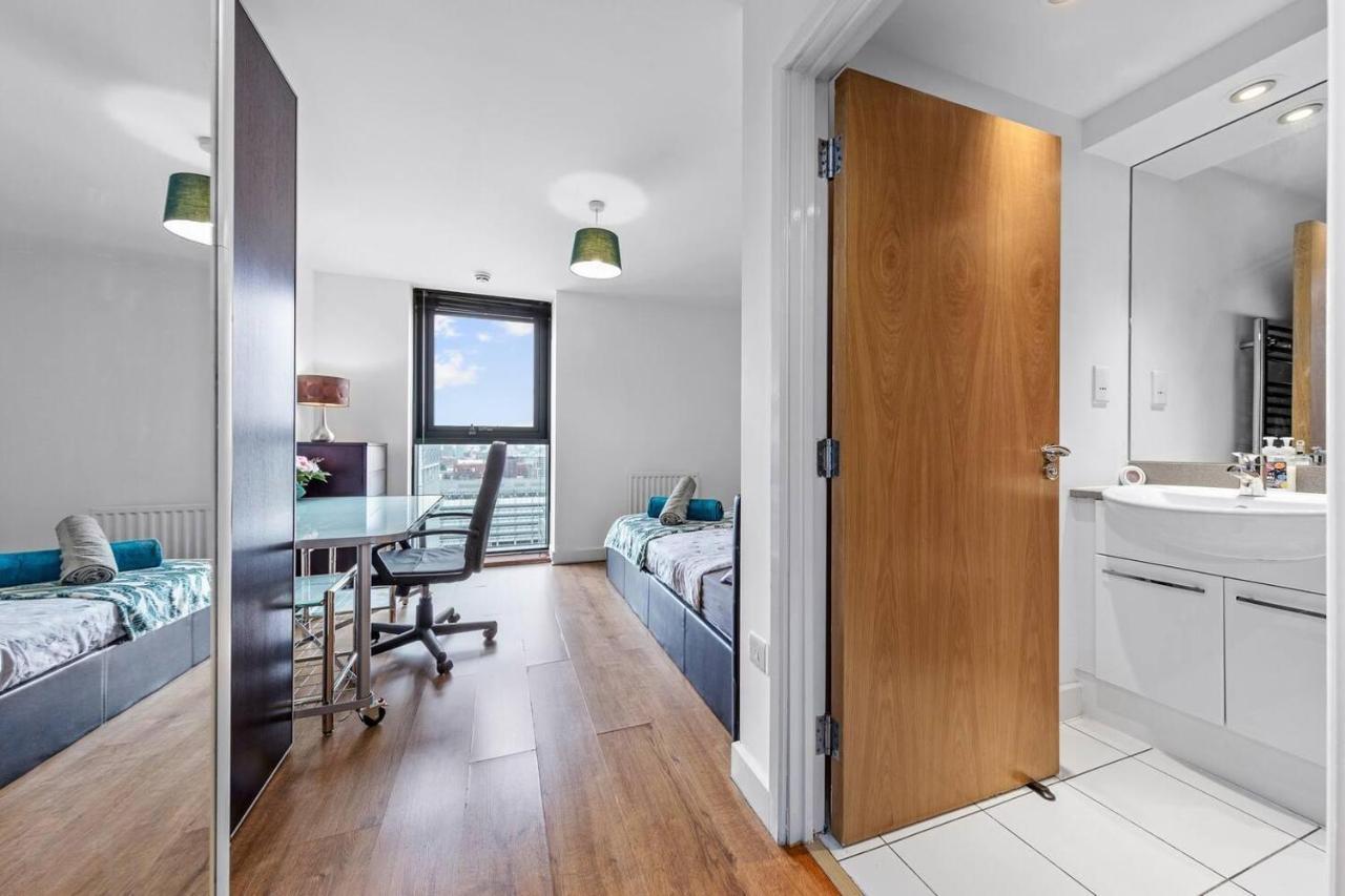 Lovely & Cosy 2 Beds Skyline View Apartament Londra
